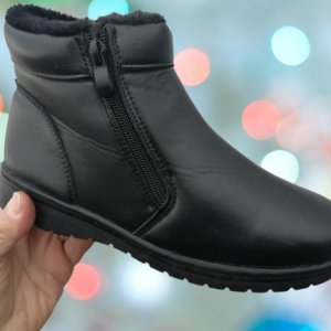 Дамски зимни боти с два ципа и топъл хастар в черно.